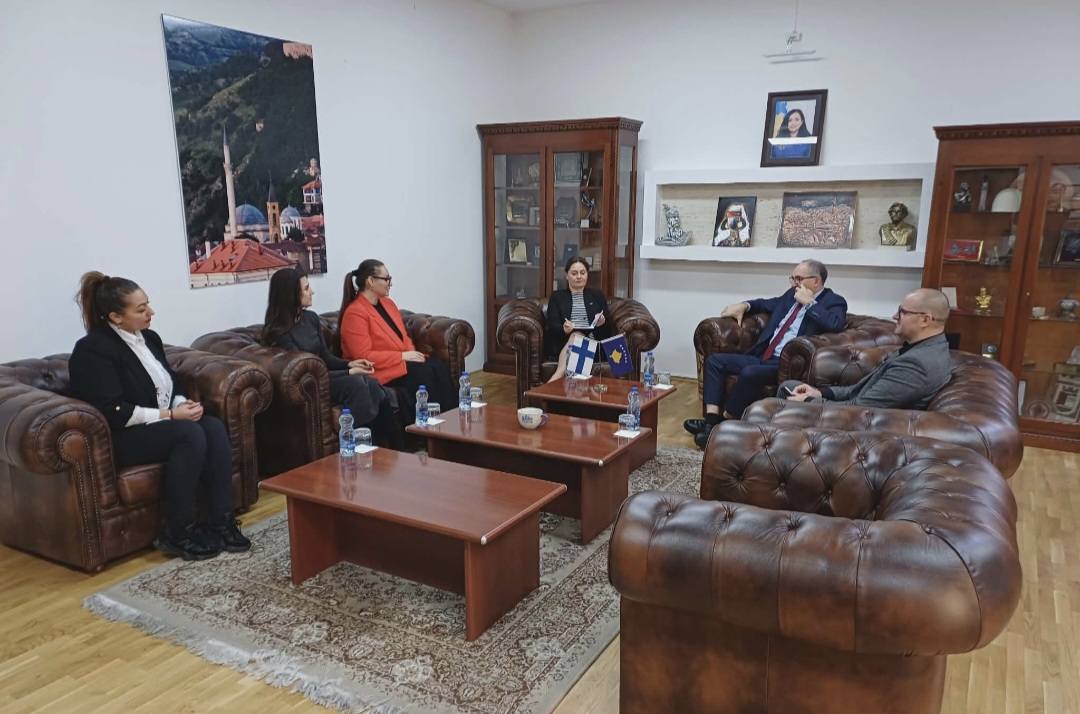 Vizitë me Ambasadoren e Finlandës në Prizren për avancimin e arsimit dhe edukimit medial